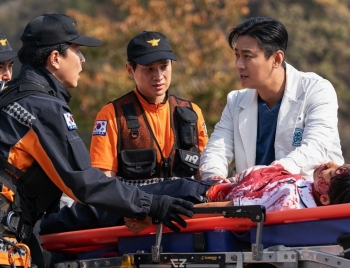 Nội dung và lịch chiếu phim "The Trauma Code: Heroes On Call" (Trung Tâm Chăm Sóc Chấn Thương): Joo Ji Hoon tái xuất với vai bác sĩ thiên tài