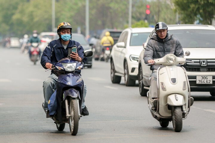 Mức phạt mới nhất về lỗi dừng xe máy nghe điện thoại không đúng quy định năm 2025