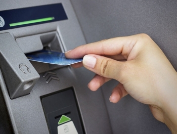 Bị nuốt thẻ ATM: Làm một động tác liên tục trong 5-10 giây để máy nhả thẻ ngay lập tức