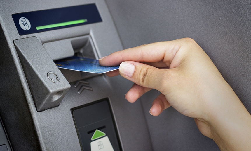 Bị nuốt thẻ ATM: Làm một động tác liên tục trong 5-10 giây để máy nhả thẻ ngay lập tức