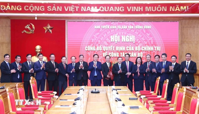 Lãnh đạo Ban Tuyên giáo và Dân vận Trung ương tặng hoa chúc mừng ông Huỳnh Thành Đạt. (Ảnh: Phương Hoa/TTXVN)