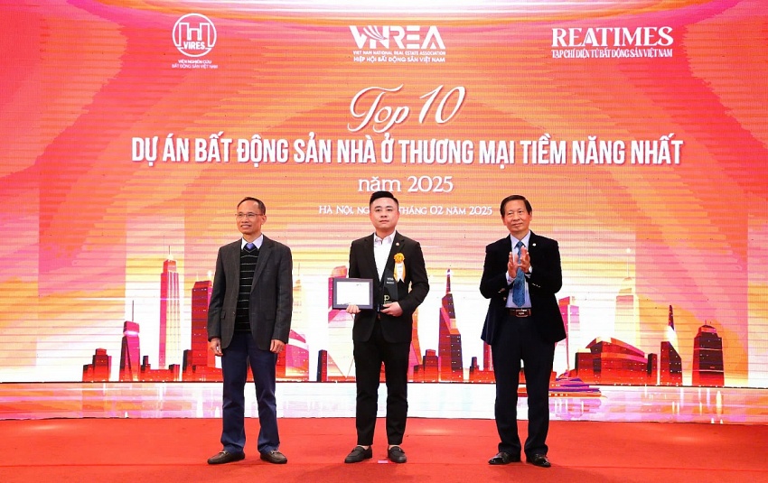 Đại diện chủ đầu tư nhận giải thưởng “Top 10 Dự án bất động sản nhà ở thương mại tiềm năng nhất năm 2025” cho tổ hợp căn hộ cao cấp Newtown Diamond