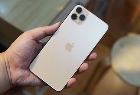 Dưới 10 triệu, iPhone 12 và iPhone 11 Pro Max: Đâu là "chân ái"?