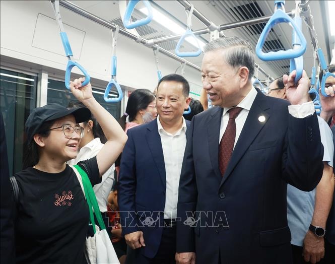 Tổng Bí thư Tô Lâm đi tàu Metro số 1 Bến Thành - Suối Tiên và trò chuyện với người dân - Ảnh: TTXVN