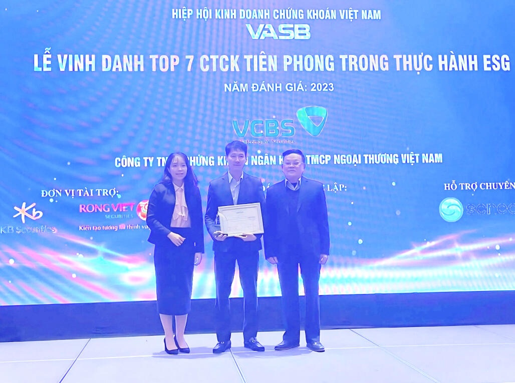 Ông Lê Mạnh Hùng – Chủ tịch HĐTV VCBS (chính giữa) đại diện VCBS nhận giải thưởng vinh danh top những công ty chứng khoán tiên phong trong thực hành ESG