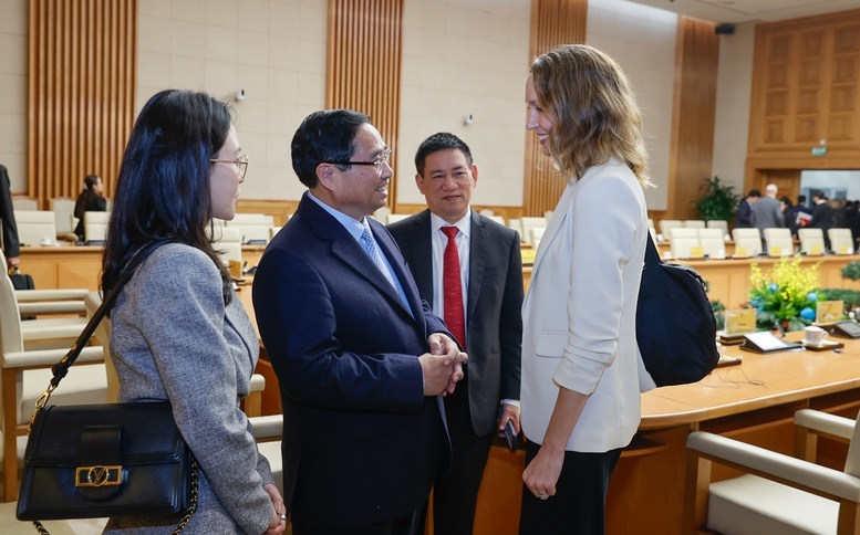 Thủ tướng Phạm Minh Chính, Phó Thủ tướng Hồ Đức Phớc trao đổi cùng các đại biểu - Ảnh: VGP