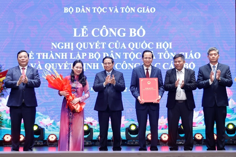 Thủ tướng trao Quyết định thành lập Bộ Dân tộc và Tôn giáo cho lãnh đạo Bộ - Ảnh: VGP