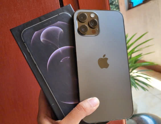 iPhone 12 Pro Max với iPhone 15: 