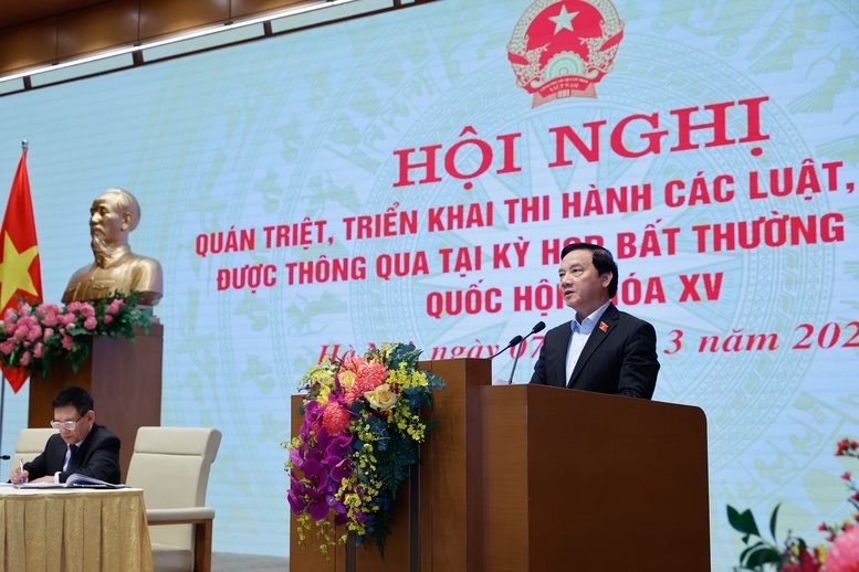 Phó Chủ tịch Quốc hội Nguyễn Khắc Định quán triệt nội dung về kết quả hoàn thiện thể chế về tổ chức bộ máy để thực hiện sắp xếp, tinh gọn tổ chức bộ máy - Ảnh: VGP