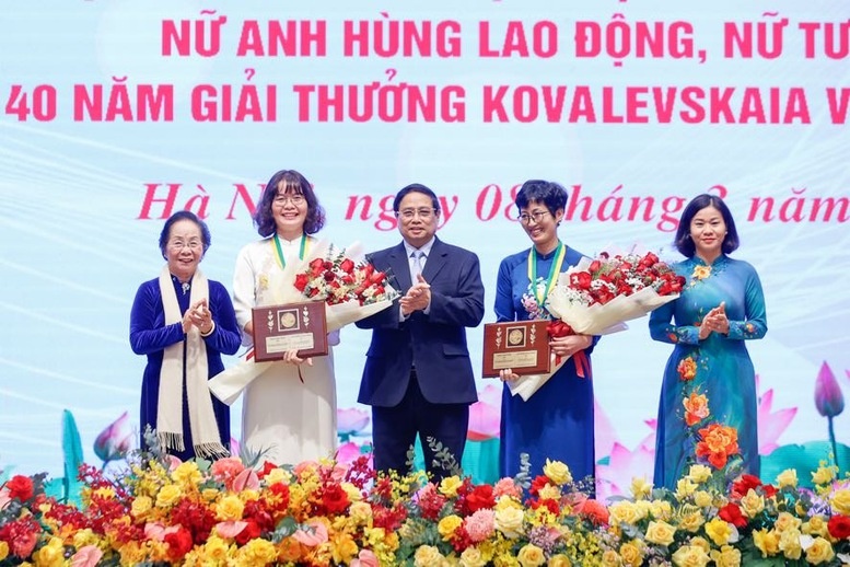 Giải thưởng Kovalevskaia năm 2024 được trao cho 2 cá nhân: PGS.TS Nguyễn Minh Tân và PGS.TS Đặng Thị Mỹ Dung - Ảnh: VGP