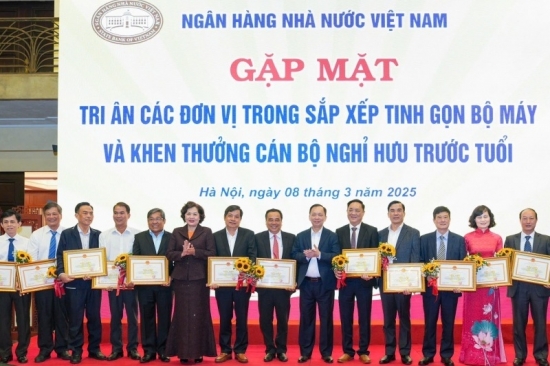 Tri ân các đơn vị và cán bộ nghỉ hưu trước tuổi trong sắp xếp tổ chức bộ máy