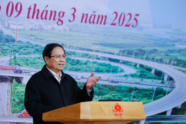 Thủ tướng Phạm Minh Chính nêu rõ, trong năm 2025, phải hoàn thành mục tiêu cả nước có ít nhất 3.000 km cao tốc và 1.000 km đường ven biển, cơ bản thông tuyến cao tốc từ Cao Bằng qua Lạng Sơn tới Cà Mau - Ảnh: VGP