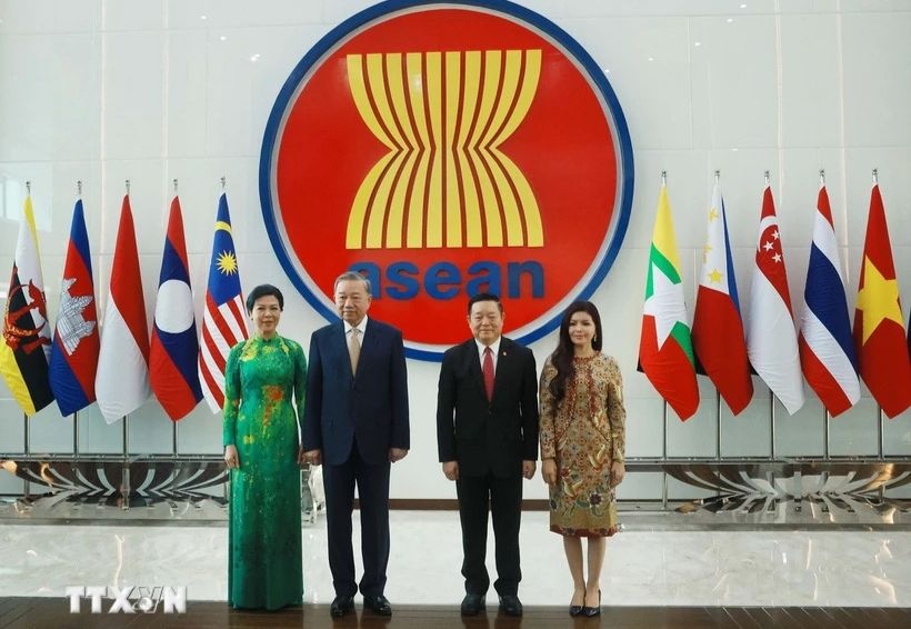 Tổng Bí thư Tô Lâm và Phu nhân cùng Tổng Thư ký ASEAN Kao Kim Hourn và Phu nhân tại Trụ sở Ban Thư ký ASEAN. (Ảnh: Thống Nhất/TTXVN)