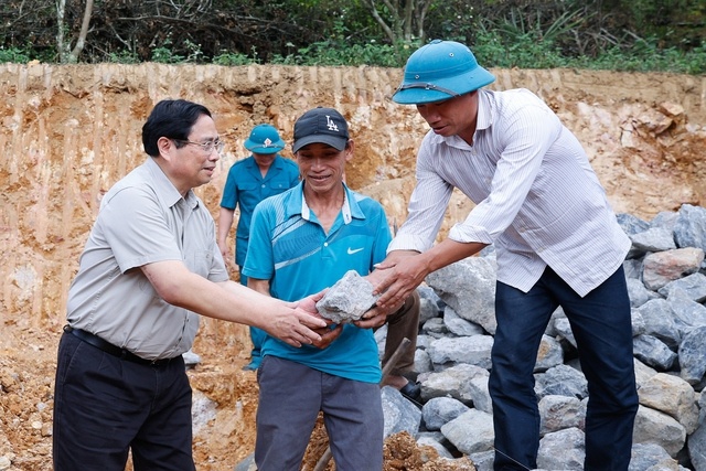 Thủ tướng Phạm Minh Chính tham gia khởi công xây nhà mới cho một số hộ gia đình có hoàn cảnh khó khăn trên địa bàn huyện Đà Bắc, tỉnh Hòa Bình. Ảnh: VGP