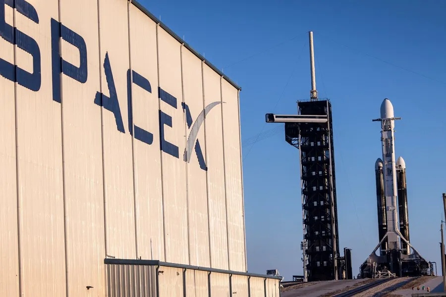 SpaceX hoãn phóng Crew-10: Sứ mệnh giải cứu phi hành gia gặp trục trặc phút chót