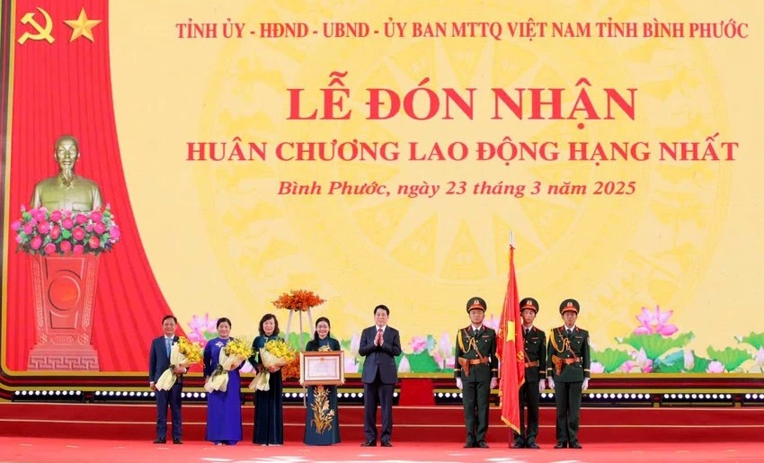 Chủ tịch nước Lương Cường trao tặng Huân chương Lao động hạng Nhất cho Đảng bộ, chính quyền, quân và nhân dân Bình Phước