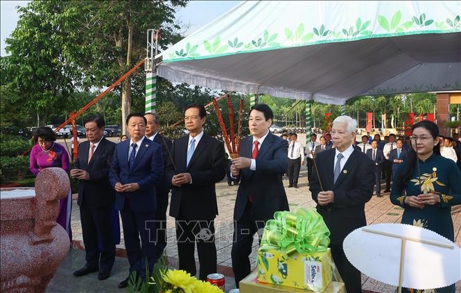 Chủ tịch nước Lương Cường và các đại biểu dâng hương tại Khu Di tích lịch sử Quốc gia Phú Riềng Đỏ, tại xã Thuận Lợi, huyện Đồng Phú - Ảnh: TTXVN