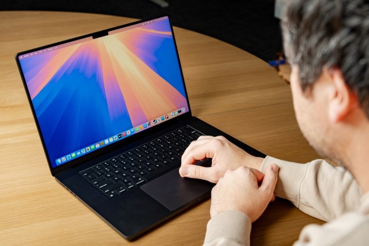 Laptop 4K tốt nhất 2025: MacBook vẫn là 