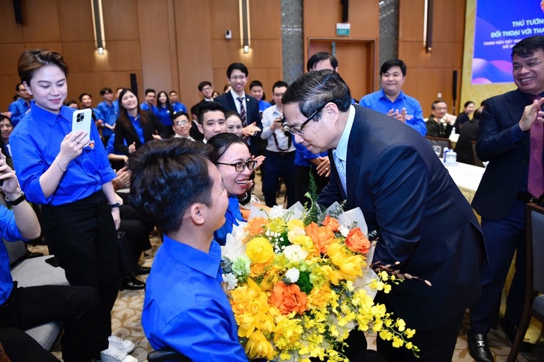 Thủ tướng tặng hoa, động viên các đại biểu là người khuyết tật nhưng đã vượt khó, vươn lên trong lao động, học tập - Ảnh: VGP