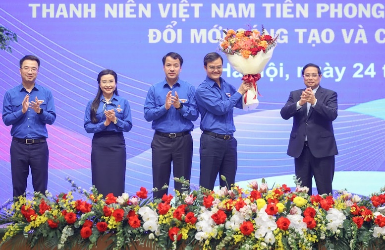 Thủ tướng Phạm Minh Chính tặng hoa chúc mừng Ban Bí thư Trung ương Đoàn nhân dịp kỷ niệm 94 năm ngày thành lập Đoàn TNCS Hồ Chí Minh - Ảnh: VGP