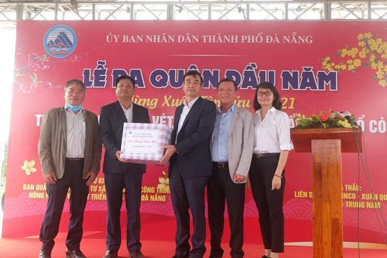 Chủ tịch Đà Nẵng ‘xông đất’ dự án nạo vét sông Cổ Cò, lì xì cho công nhân