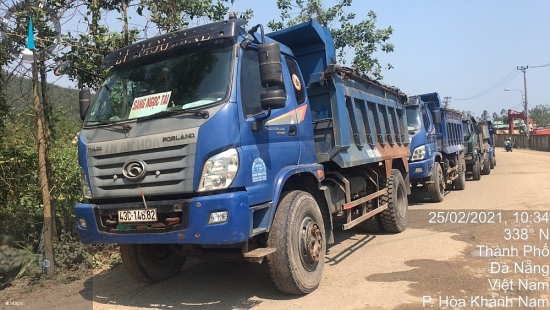 Đà Nẵng: Một đoàn xe chở chất thải ngang nhiên đỗ ngoài cổng bãi rác Khánh Sơn