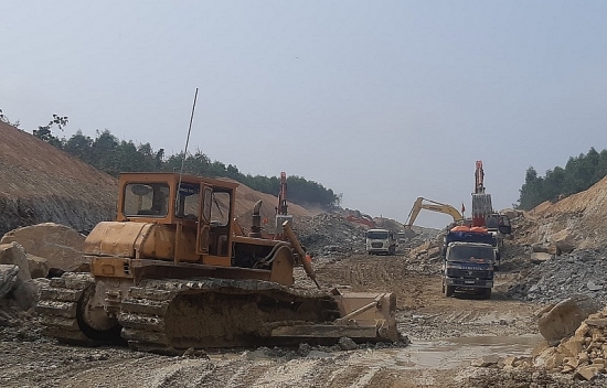 Đấu thầu tại Nghệ An: ‘Nhà thầu quen’ ẵm gói thầu xây lắp gần trăm tỷ