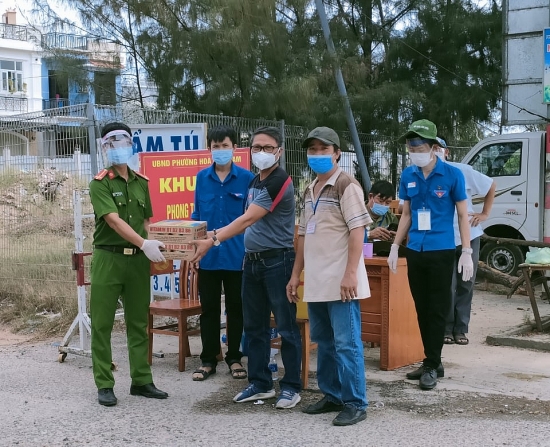 Phóng viên ở Đà Nẵng vừa tác nghiệp vừa tiếp sức tuyến đầu chống dịch