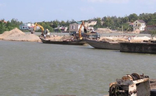 Bắt Phó Chánh văn phòng Sở GTVT Ninh Bình vì liên quan khai thác cát trái phép