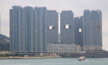 Giải mã những lỗ thủng bí ẩn giữa các tòa nhà chọc trời ở Hong Kong