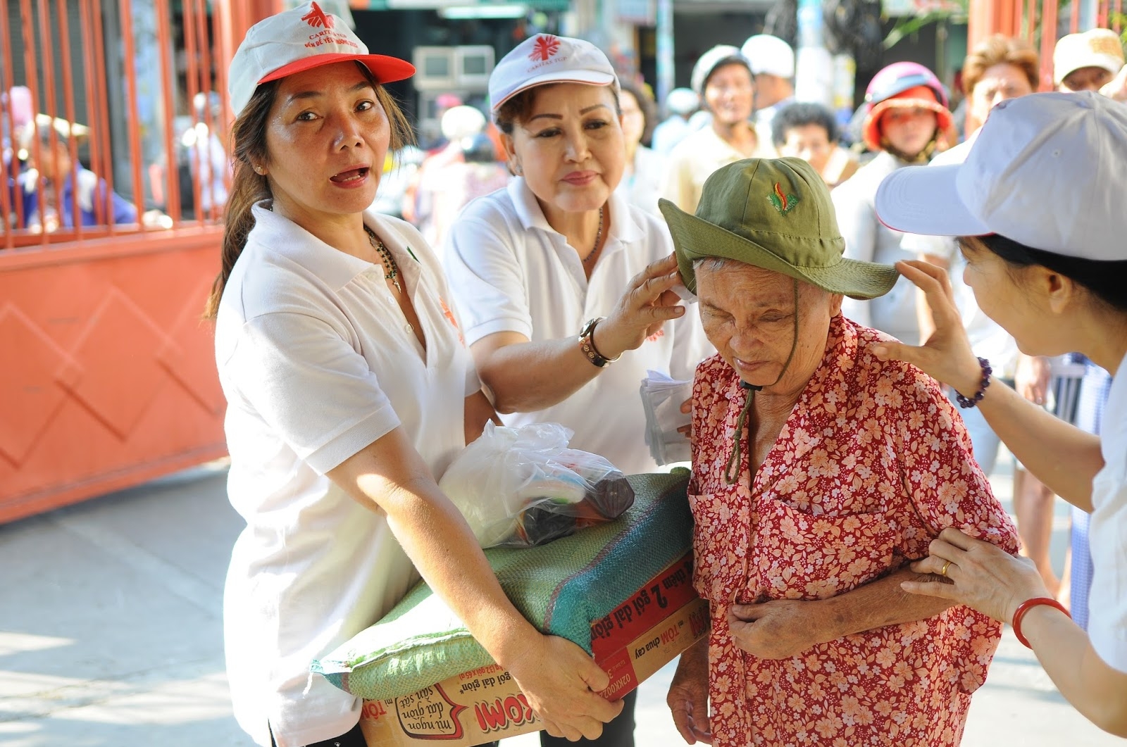 Hơn nghìn tấn gạo về với nhân dân Ninh Thuận, Tuyên Quang