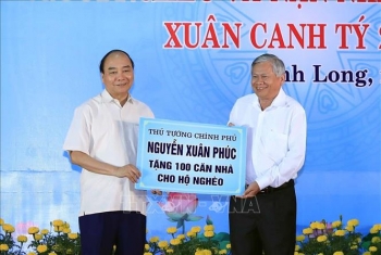 Thủ tướng thăm hỏi, tặng quà các đối tượng chính sách tỉnh Vĩnh Long