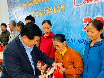 Bộ trưởng Nguyễn Chí Dũng chúc Tết, tặng quà chiến sĩ, công nhân, gia đình chính sách tỉnh Quảng Trị