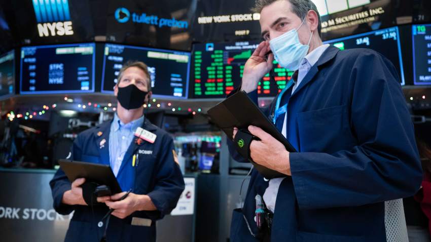 Dow Jones tăng hơn 400 điểm lên đỉnh mới bất chấp sóng gió chính trị - Ảnh 1.