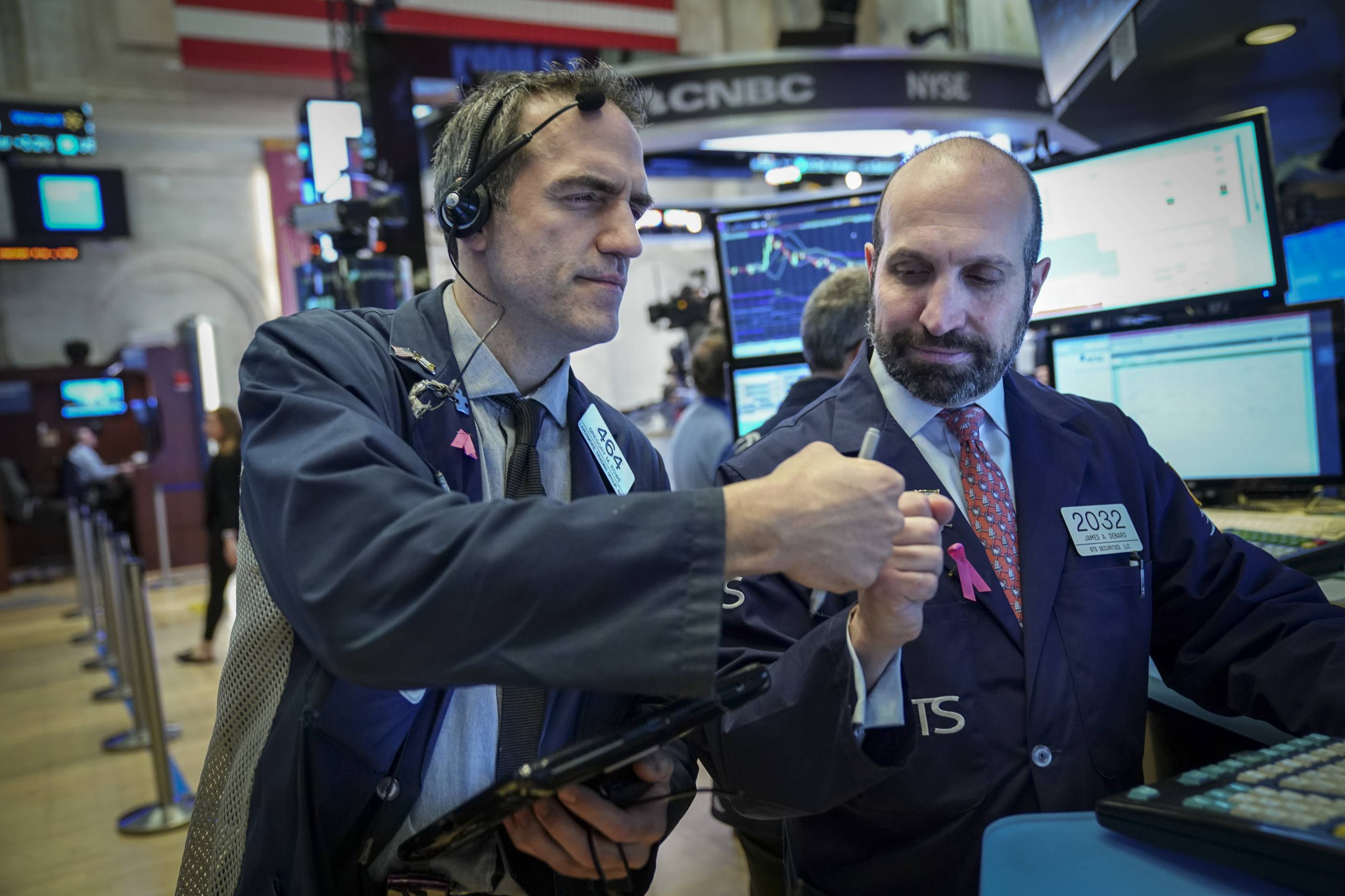 Dow Jones tăng hơn 100 điểm, chứng khoán Mỹ khởi sắc phiên đầu tuần - Ảnh 1.