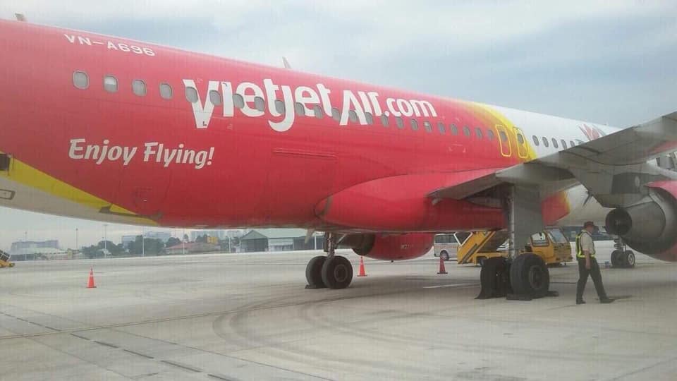 may bay vietjet air tiep tuc gap su co ve lop