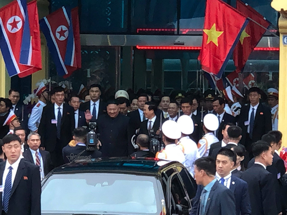 doan xe cua ong kim jong un dang ve ha noi