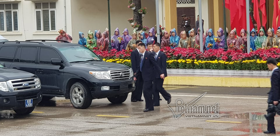 doan xe cua ong kim jong un dang ve ha noi