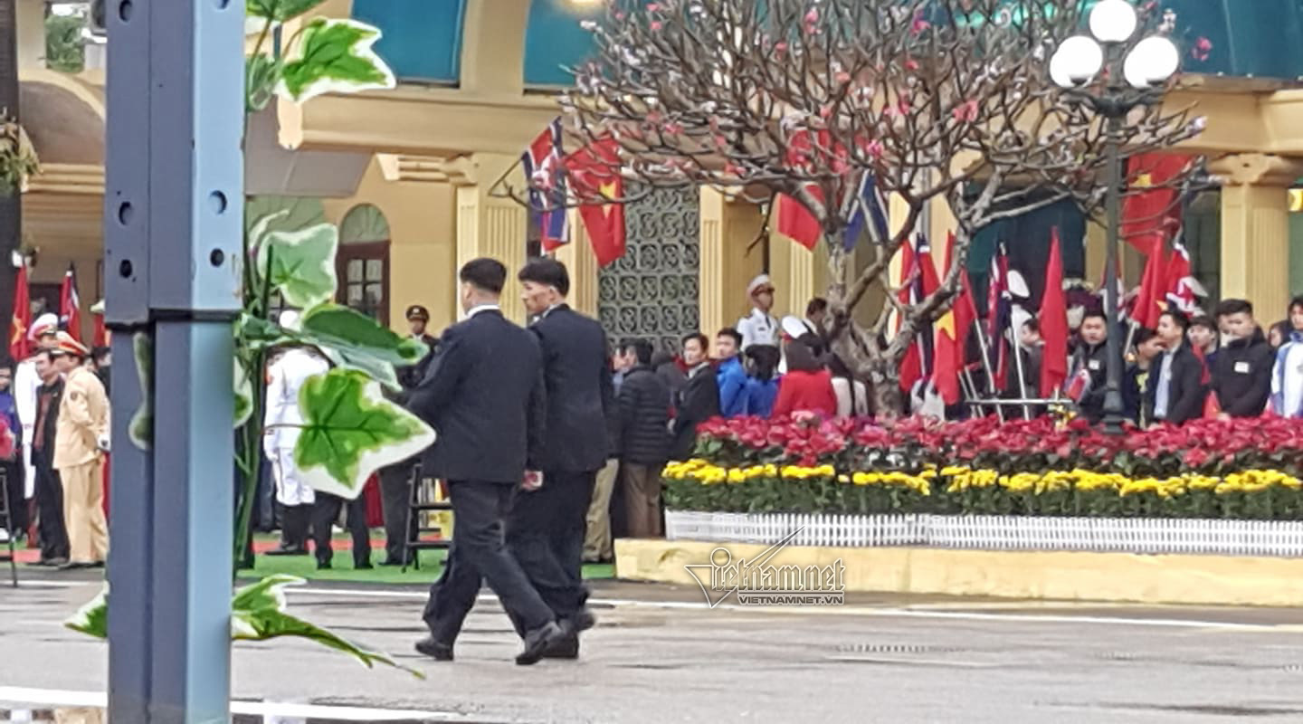 doan xe cua ong kim jong un dang ve ha noi