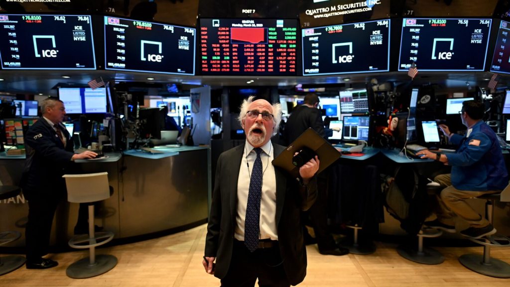 Chứng khoán Mỹ tiếp tục giảm sâu, Dow Jones thủng mốc 31.000 - Ảnh 1.