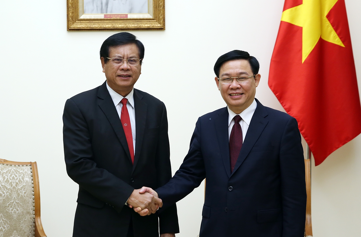 Phó Thủ tướng Vương Đình Huệ tiếp nguyên Thủ tướng Lào
