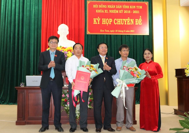 Thường trực HĐND tỉnh Kon Tum tặng hoa chúc mừng tân Phó Chủ tịch UBND tỉnh Nguyễn Ngọc Sâm  (thứ 2 từ phải qua) và ông Nguyễn Văn Điệu.