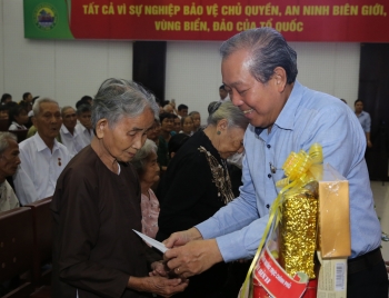 Phó Thủ tướng Thường trực trao quà, học bổng ở Bến Tre, Long An