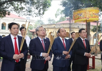 Thủ tướng Nguyễn Xuân Phúc dâng hương tại Hoàng thành Thăng Long