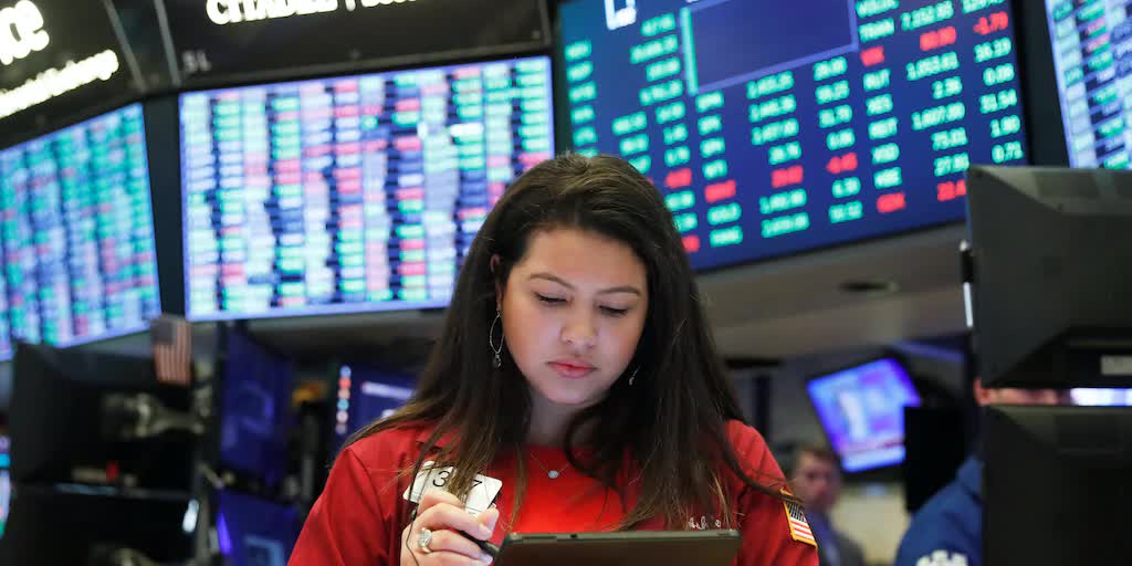 Dow Jones mất hơn trăm điểm, tụt khỏi đỉnh lịch sử - Ảnh 1.