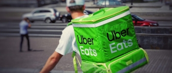 Chiến lược trái ngược trong mảng giao đồ ăn giữa Uber và Grab