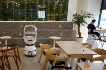 Khi robot thay thế sức người trong kinh doanh