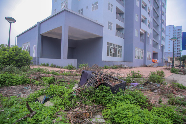  Khu chung cư tọa lạc vị trí đắc địa ở Hà Nội thành nơi tập kết rác  - Ảnh 4.