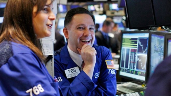Chứng khoán Phố Wall xanh ngát, Dow Jones lập đỉnh mới