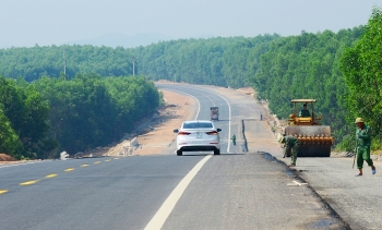 Sắp thông xe tuyến cao tốc La Sơn - Túy Loan